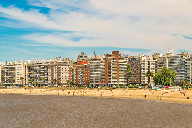 Foto de la playa Pocitos, unas de las playas de Montevideo, Uruguay.