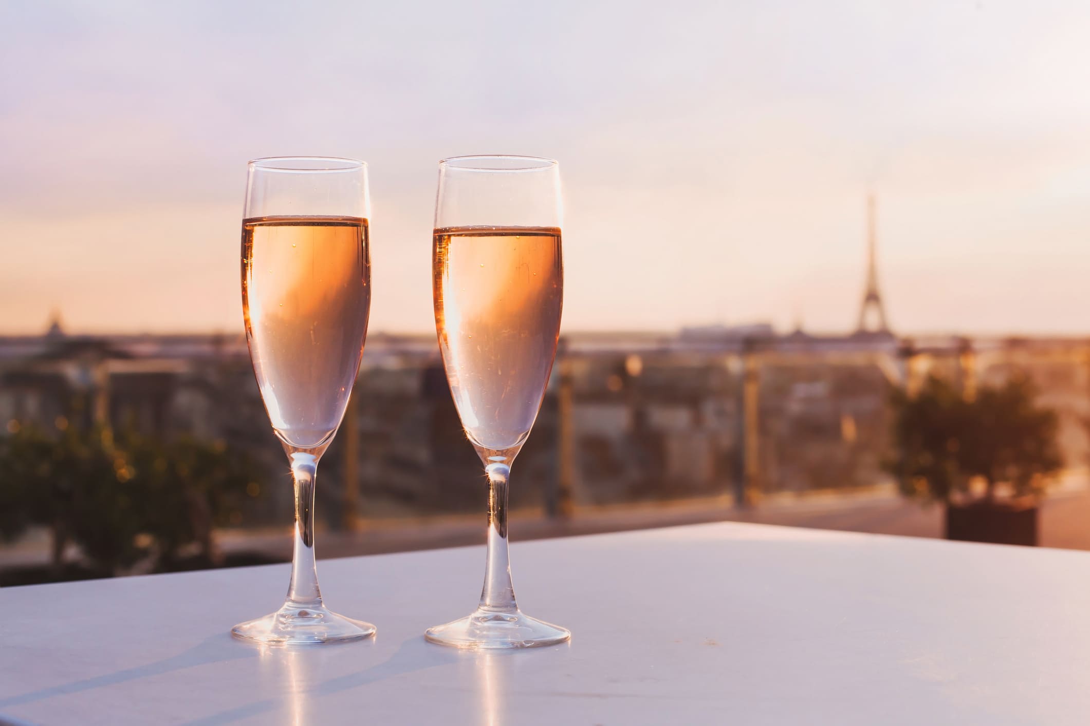 Champagne davanti alla Tour Eiffel