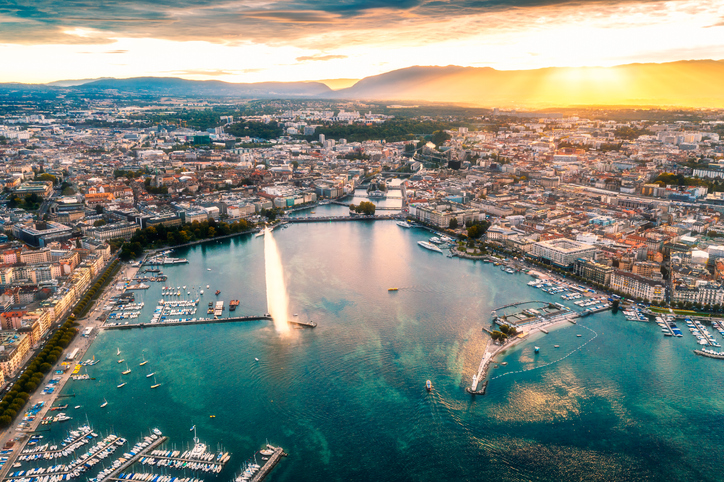 Vue aérienne de la ville de Genève au coucher du soleil