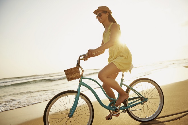 in bici in spiaggia