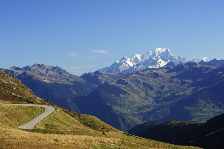 La route du col de la Madeleine, avec les sommets enneigés du massif du Mont-Blanc
