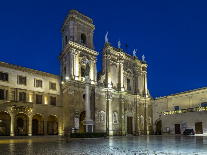 Façade de la cathédrale illuminée de Brindisi